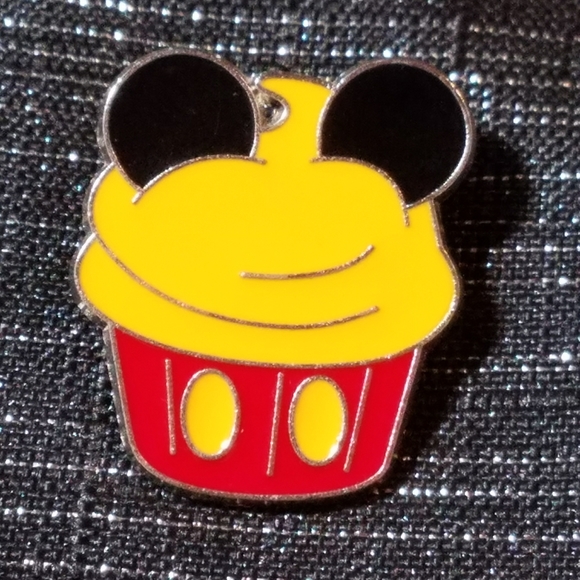 Cup cake Disney pin - Picture 1 of 2